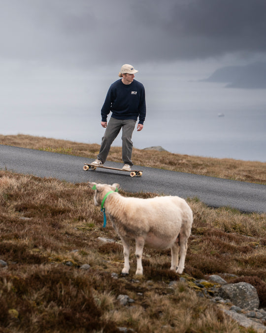 Surf's up north - Dyp blå - Sweater